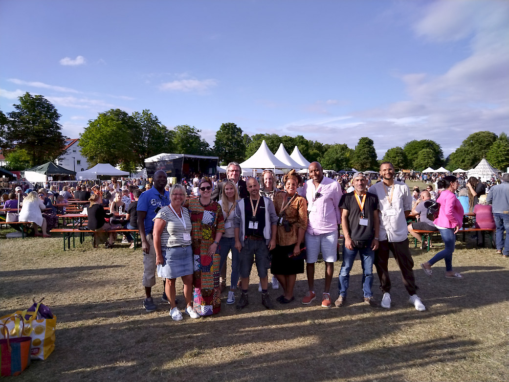 Bild zeigt eine Gruppe von Menschen auf dem Festival Platz stehend Bild zeigt eine Gruppe von Menschen auf dem Festival Platz stehend